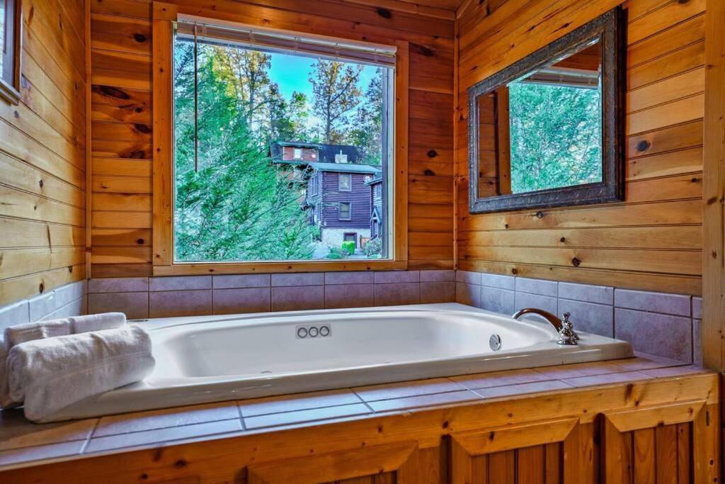 גטלינבורג Stunning Mountain Cabin W Hot Tub מראה חיצוני תמונה